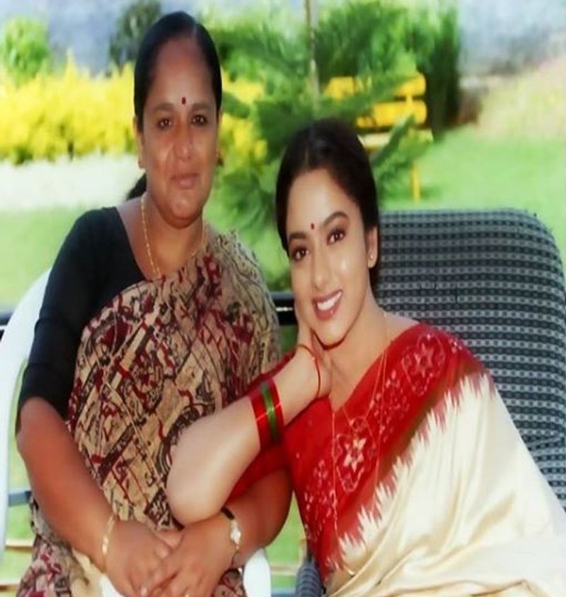 Late Sandalwood Actress Soundarya Sathyanarayana photo gallery