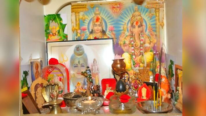 Shakun-Apshakun: If a god's picture kept in temple at home falls, then what does it mean Shakun-Apshakun: If a god's picture kept in temple at home falls, then what does it mean
