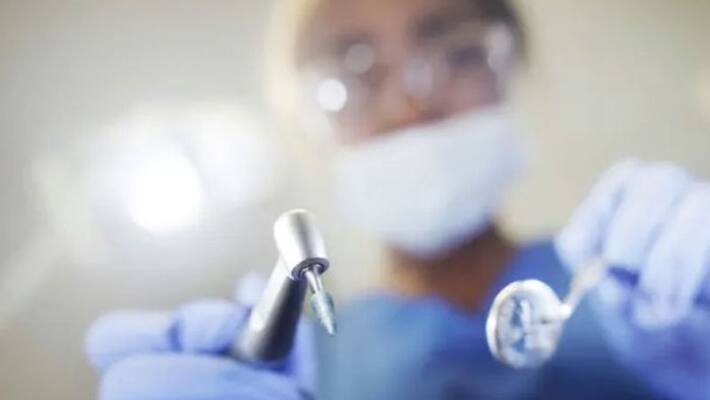 Kuwaiti dentist beats teacher inside the clinic while treatment Kuwaiti dentist beats teacher inside the clinic while treatment