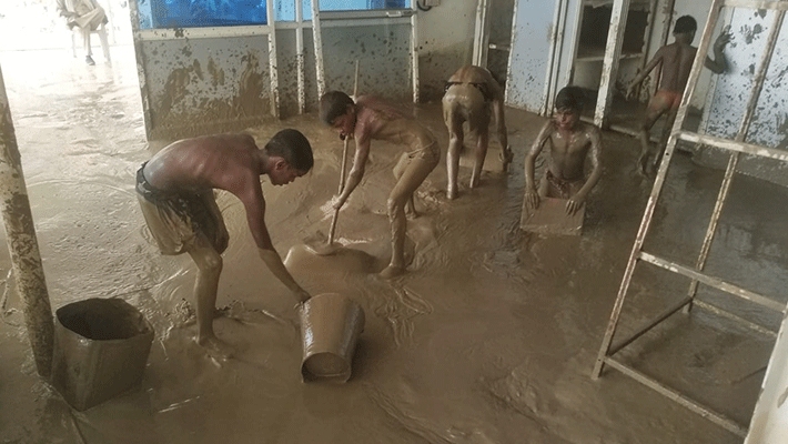 Children mud photo viral in Varanasi Children mud photo viral in Varanasi