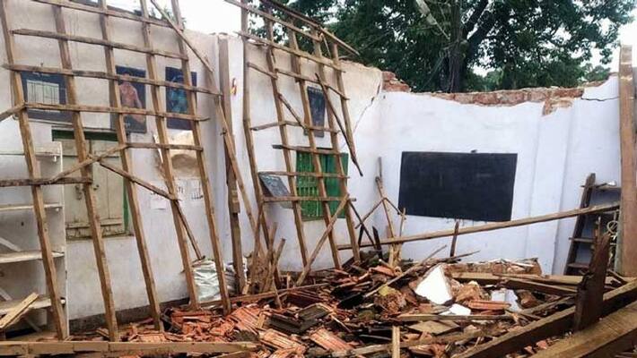 School Roof Collapsed Due To Heavy Rain In Karwar School Roof Collapsed Due To Heavy Rain In Karwar