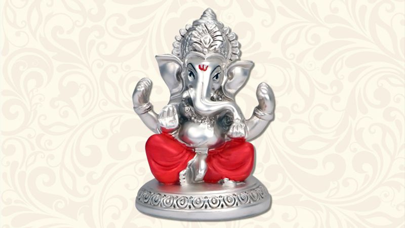 পুজোর জন্য সব সময় মাটির বা পিতলের মূর্তিই শ্রেয়। তাই স্টোনডাস্টের, বা ধাতুর তৈরি মূর্তি ঘরে সাজিয় রাখার জন্য উপযুক্ত।