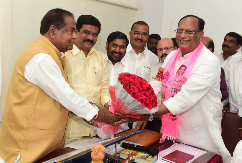 రాజ్యాంగ పదవిలో ఉన్న సుఖేందర్ రెడ్డి ఎన్నికల్లో ఓటర్లను ప్రభావితం చేసేందుకు ప్రభావితం చేస్తున్నారని ఉత్తమ్ కుమార్ రెడ్డి చేసిన ఆరోపణలను టీఆర్ఎస్ తీవ్రంగా ఖండించింది.