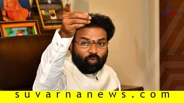 Health Minister B Sriramulu anger on Vijayapura District DHO Health Minister B Sriramulu anger on Vijayapura District DHO