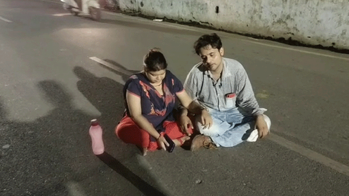 Husband wife midnight sitting on the street in shahjahanpur Husband wife midnight sitting on the street in shahjahanpur