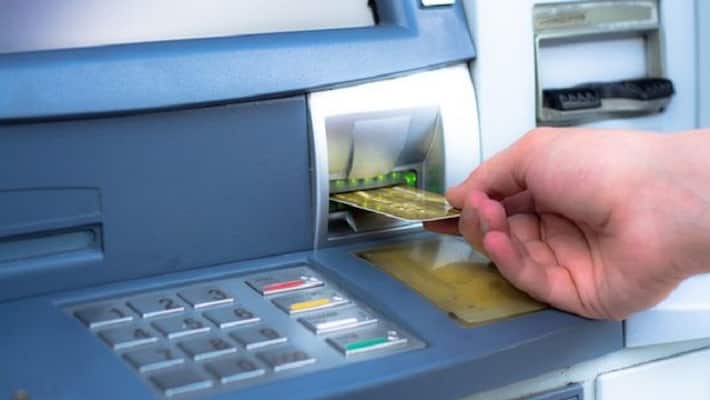 Now you will not be able to withdraw money from ATM twice a day, know banks' plan Now you will not be able to withdraw money from ATM twice a day, know banks' plan