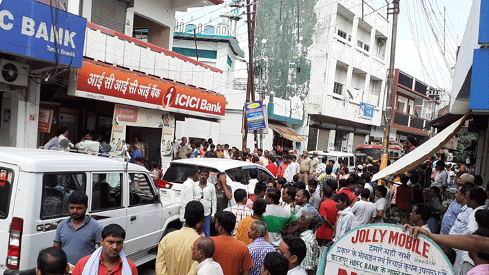 20 lakhs icici bank robbery in ambedkarnagar 20 lakhs icici bank robbery in ambedkarnagar