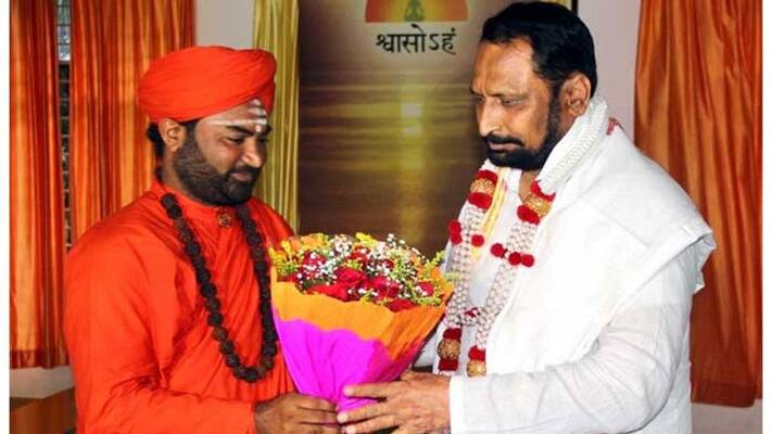 Lakshman Savadi Meets Vachanananda Swamiji Lakshman Savadi Meets Vachanananda Swamiji