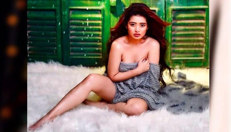 <p>এখন অধিকাংশ সময়টাই তিনি কাটিয়ে থাকেন দুবাইতে। সেখানেই একাধিক ফোটোশ্যুটে নজর কাড়ছে এই হট ডিভা। </p>