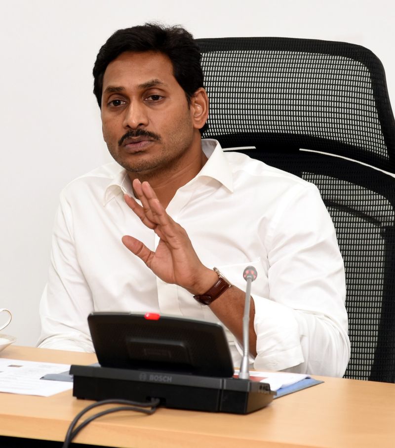 ఏపీలో ఇంటెలిజెన్స్ చీఫ్ పోస్టుపై కసరత్తు జరుగుతుంది. వైయస్ జగన్ ముఖ్యమంత్రి అయిన తర్వాత ఇప్పటి వరకు పూర్తిస్థాయి ఐబీ చీఫ్ ను నియమించలేదు జగన్ ప్రభుత్వం. ఈ పరిణామాల నేపథ్యంలో పూర్తి స్థాయి అధికారిని నియమించేందుకు సీఎంవో పెద్ద కసరత్తే చేస్తోంది.