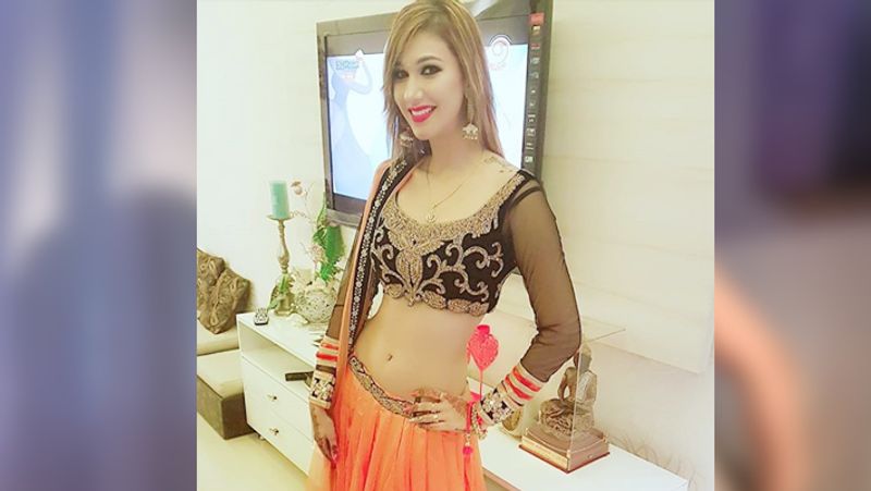 Salman khan tv Show bigg boss 12 Ex contestant jasleen matharu ready for debut Affair With Anup jalota
