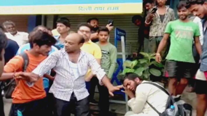 FakeChecker Mob thrashes man over allegedly molesting girl FakeChecker Mob thrashes man over allegedly molesting girl