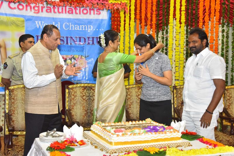 Telangana Governor esl narasimhan felicitates PV Sindhu (photos)