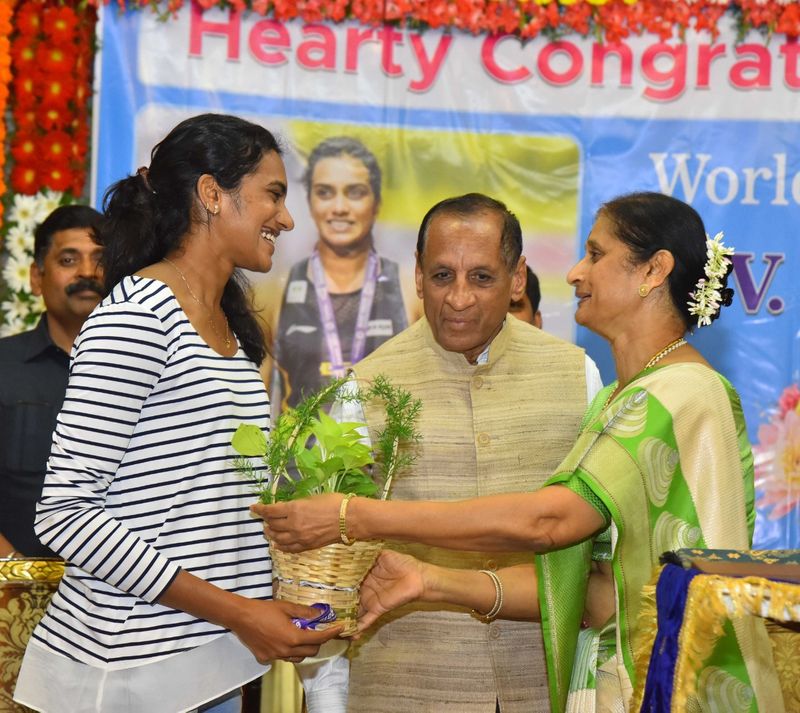 Telangana Governor esl narasimhan felicitates PV Sindhu (photos)