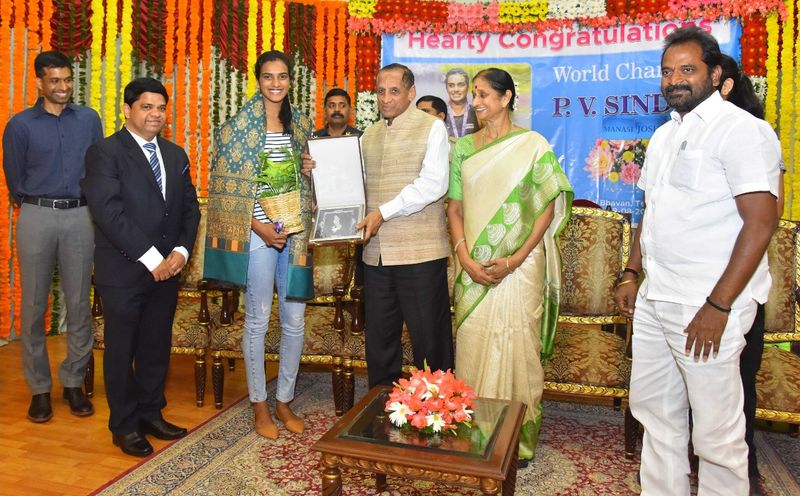 Telangana Governor esl narasimhan felicitates PV Sindhu (photos)