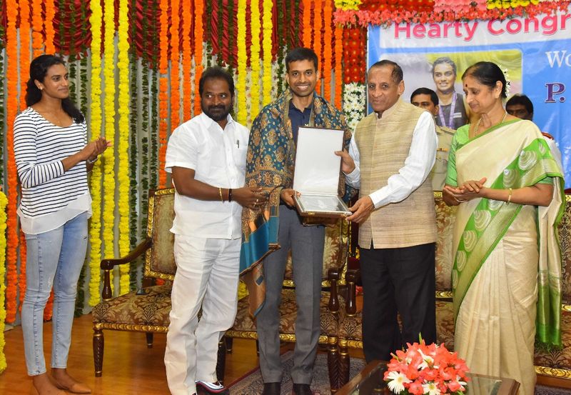 Telangana Governor esl narasimhan felicitates PV Sindhu (photos)