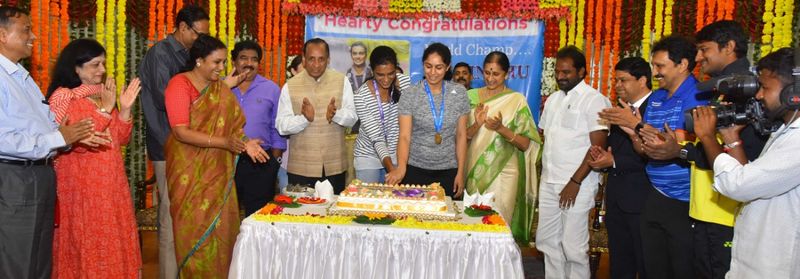 Telangana Governor esl narasimhan felicitates PV Sindhu (photos)