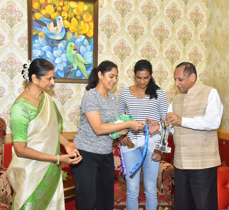 Telangana Governor esl narasimhan felicitates PV Sindhu (photos)