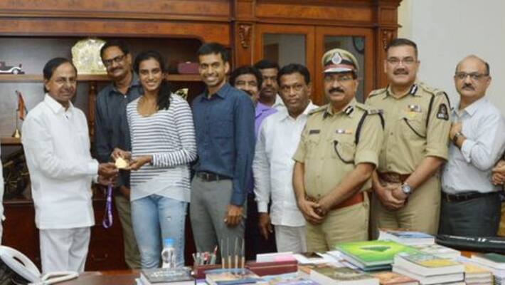 PV Sindhu Felicitated by CM KCR at Pragathi Bhavan PV Sindhu Felicitated by CM KCR at Pragathi Bhavan