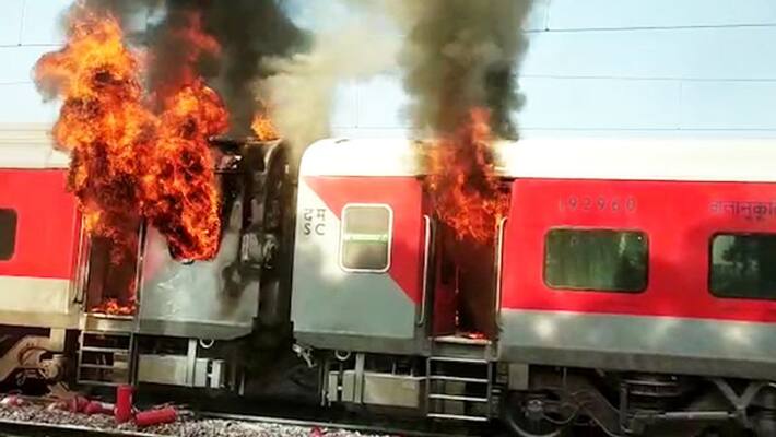 Fire breaks out in ChandigarhKochuvalli Express rear power car at New Delhi station Fire breaks out in ChandigarhKochuvalli Express rear power car at New Delhi station
