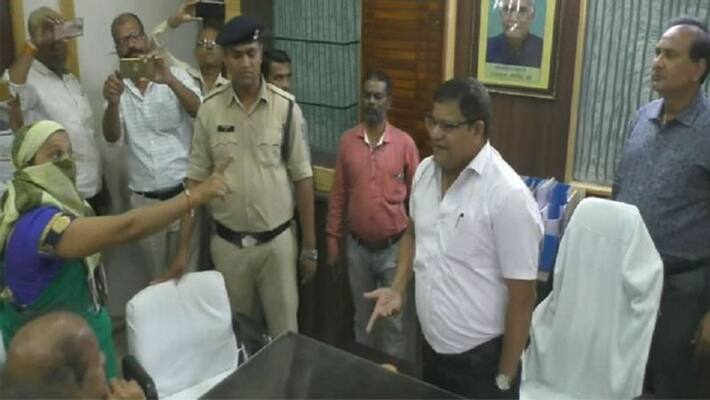 angry Woman at Municipal Corporation commissioner office in Burhanpur angry Woman at Municipal Corporation commissioner office in Burhanpur