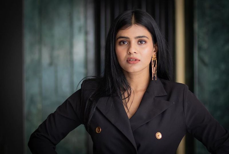 (Courtesy:Instagram)తాజాగా హెబ్బా పటేల్ బ్లూ, బ్లాక్ డ్రెస్ లలో ఇంస్టాగ్రామ్లో షేర్ చేసిన ఫోటోలు వైరల్ అవుతున్నాయి.