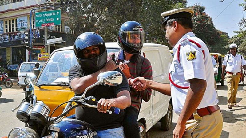 अगर आप गाड़ी चला रहे हैं और आपके पास ड्राइविंग लाइसेंस नहीं है, तो इस स्थिति में अब आपको 5 हजार रुपए फाइन भरना पड़ेगा। पहले इसके लिए 500 रुपए फाइन लिया जाता था।