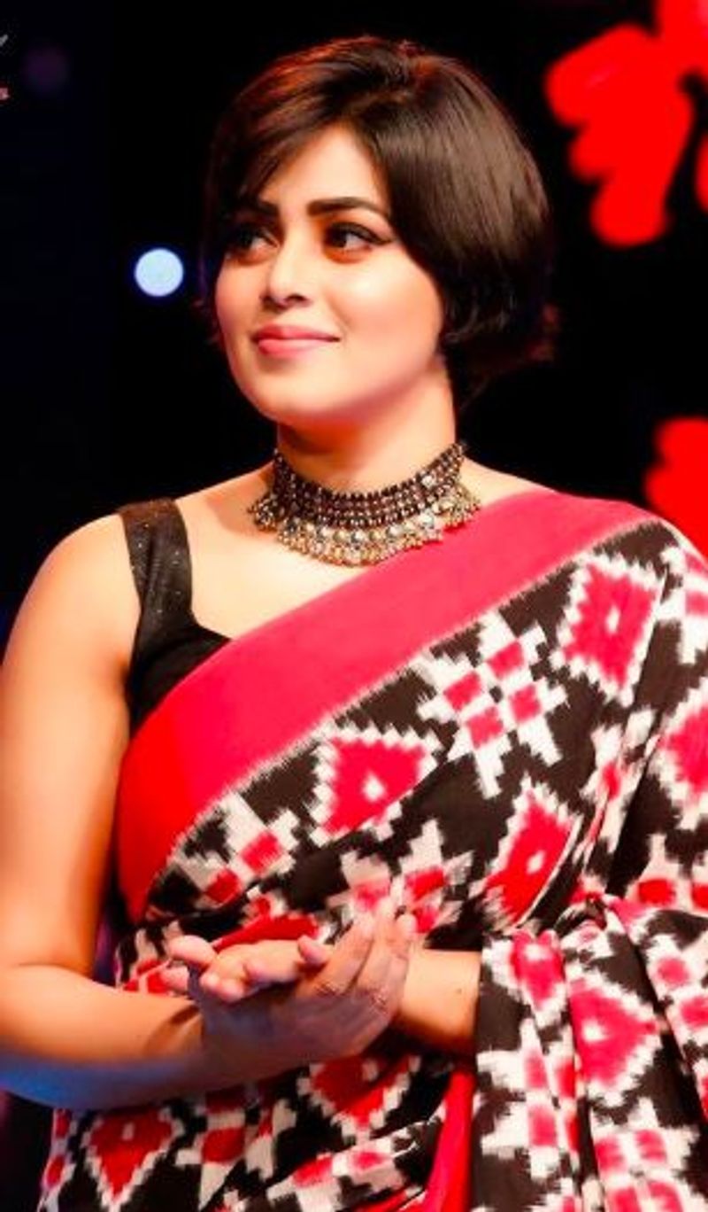 இதனால் நடிகை பூர்ணா மிரட்டல் விவகாரத்தில் காமெடி நடிகர் ஒருவரின் பெயர் சம்பந்தப்பட்டிருப்பதாக வெளிவந்த தகவலால் மலையாள திரையுலகில் பெரும் பரபரப்பு ஏற்பட்டுள்ளது