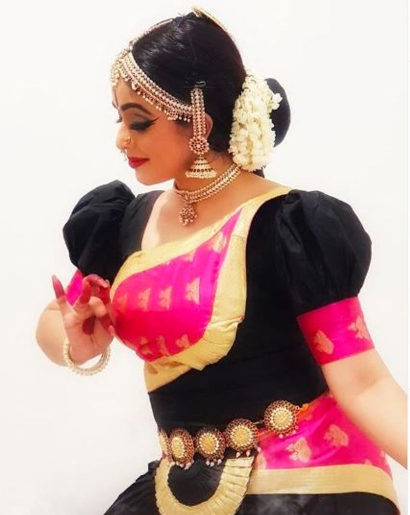  இவரை கடந்த சில நாட்களுக்கு முன்னர் ஒரு கும்பல் பணம் கேட்டு மிரட்டியதாக அவரது தாயார் அளித்த புகாரின் அடிப்படையில் முதலில் நான்கு பேர்களும் அதன் பின்னர் மூன்று பேர்களும் என மொத்தம் 7 பேர் கைது செய்யப்பட்டனர்
