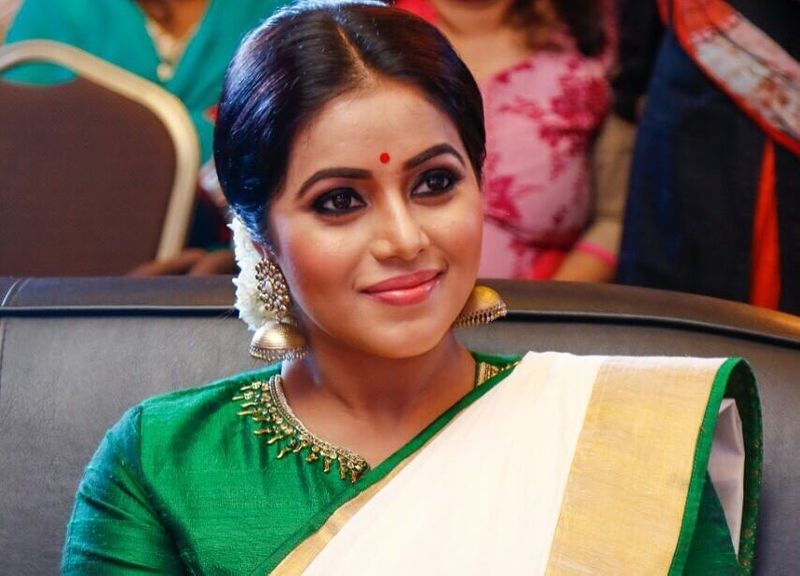 தமிழ், மலையாளம், தெலுங்கு உள்ளிட்ட மொழிகளில் தொடர்ந்து அழுத்தமான கதாப்பாத்திரத்தை தேர்வு செய்து நடித்து வரும், பூர்ணா கடைசியாக சூர்யா நடித்த ‘காப்பான்’ படத்தில் நடித்திருந்தார். 