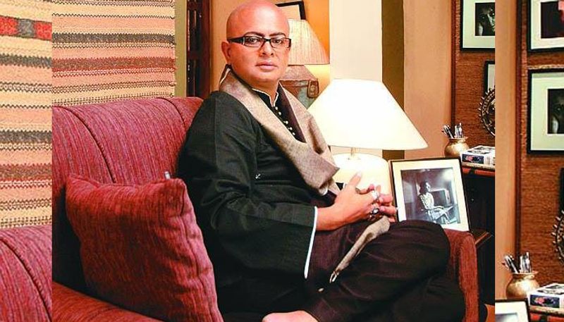সমকামীতা বৈধ হওয়ার পর সারা দেশ রামধনুর রঙে রাঙা হয়েছিল। সেই রামধুনতে কোথায় যেন ঋতুপর্ণ ঘোষের অনেকটা অবদান রয়ে গিয়েছে।