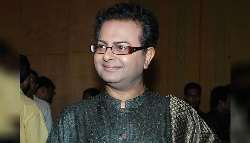 ঋতুপর্ণ ছিলেন সময়ের থেকে বহু এগিয়ে। যাকে বলে আহেড অফ ইটস টাইম। সমাজ কী বলছে, নিন্দার স্বর কতটা উঁচুতে তুলছে তাতে ভারি বয়ে গিয়েছে। ছবি তৈরির মাধ্যমে নিজের প্রতিচ্ছবি তুলে ধরেছিলেন তিনি।