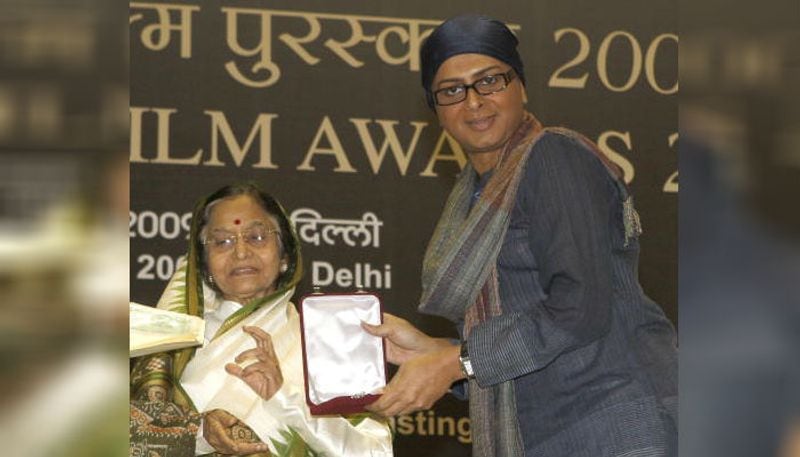 সেই হোমোফোবিয়া, হিজরে বলে ঠাট্টা করা, এই সমস্ত ট্যাবুকে সমাজের চোখে আঙুল দিয়েই সামনে এনে ফেলেছিলেন। চরম সত্য এটাই, প্রকৃতির বিরুদ্ধে কিছুই নয়, মানতে শিখতে হবে মানুষকে।