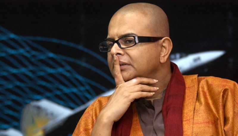 কত মন চেয়েছিল পুরুষের খোলস ছেড়ে ঋতুপর্ণের মত মহিলার আবরণে ভাসতে। মন থেকে রাধা হয়ে উঠতে। ওনার অদম্য সাহসেই তা সম্ভব হয়েছিল।