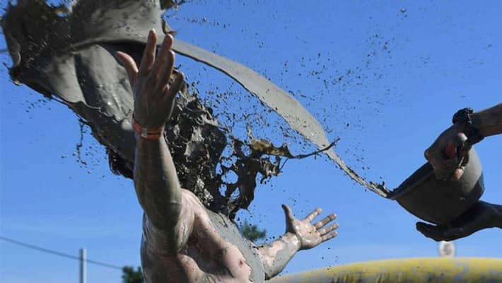 Tribe of chattisgarh welcome groom and barati by throwing mud at wedding Tribe of chattisgarh welcome groom and barati by throwing mud at wedding