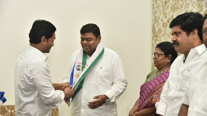 adari anand joins in ysrcp adari anand joins in ysrcp