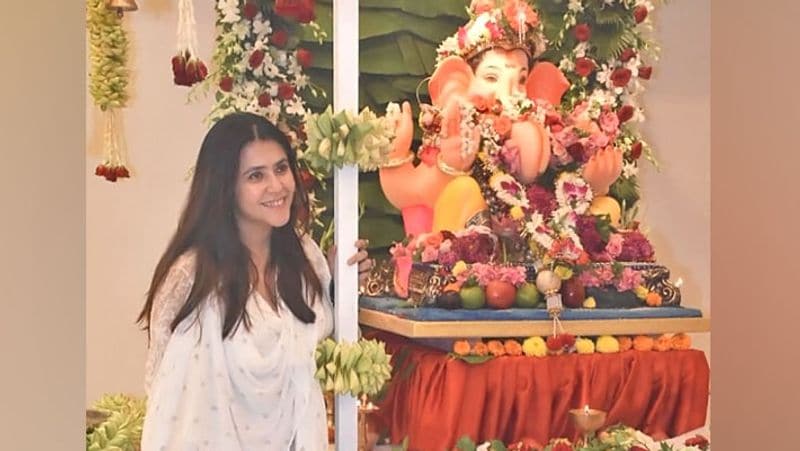 गणेश चतुर्थी के मौके पर एकता के घर कई एक्टर-एक्ट्रेस पहुंचते हैं। इस बंगले की कीमत 20 करोड़ रुपए से ज्यादा है।