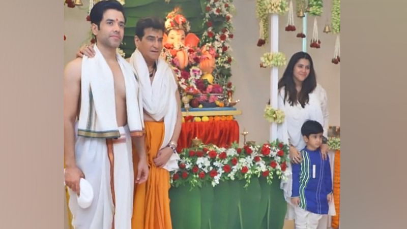 गणेश उत्सव पर जितेन्द्र ने अपने घर कृष्णा बंगलो पर गणपति स्थापना की। इस दौरान उनके साथ बेटे तुषार, बेटी एकता और पोता लक्ष्य कपूर।