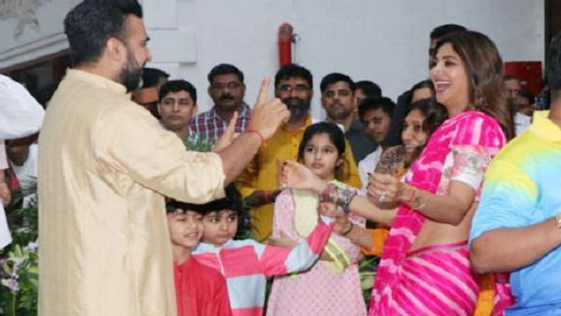 इसके आगे एक्ट्रेस लिखती हैं, 'मैं धरती माता की सुरक्षा के लिए भी जिम्मेदार हूं और हम अपनी परंपरा को आगे बढ़ाते हुए इसे इको फ्रेंडली मनाने का प्रण लेते हैं। गणपति बप्पा मोर्या।'