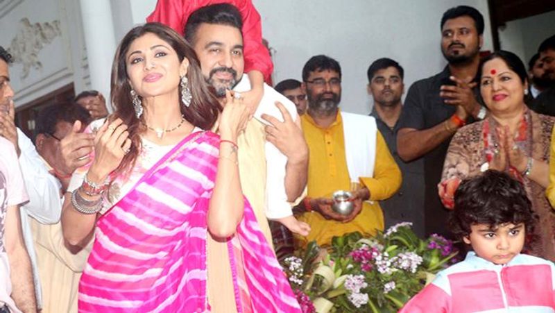 शिल्पा शेट्टी करीब 10 साल से इस त्योहार को सेलिब्रेट कर रही हैं और वे हर साल बप्पा की मूर्ति लाकर स्थापित करती हैं। लेकिन वे मिट्टी की मूर्ति को घर लाती हैं।