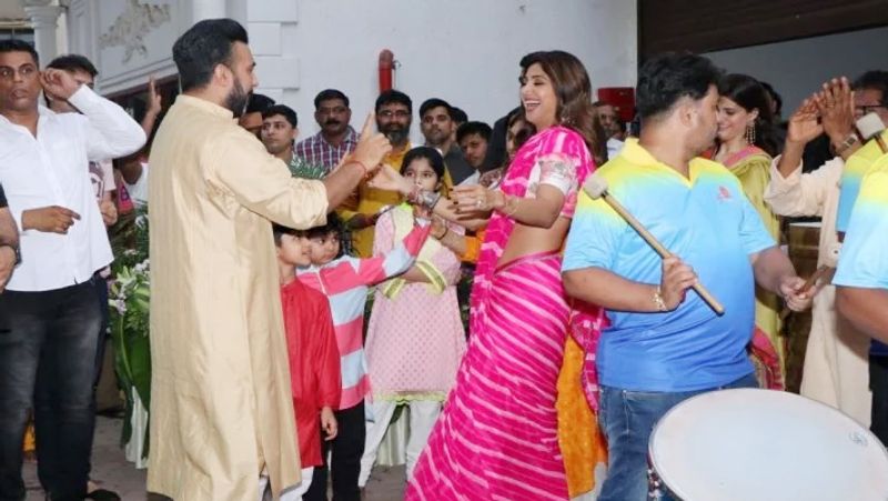 वे पर्व को बड़ी धूम-धाम से सेलिब्रेट करती हैं और इसे इको फ्रेंडली मनाने के लिए वे मूर्ति का विसर्जन पानी की टंकी में करती हैं। इससे पर्यावरण पर कोई असर नहीं पड़ता है।