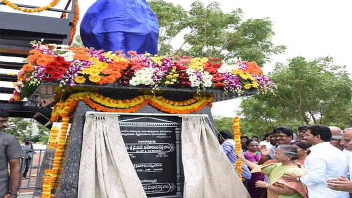 Ys jagan unvills ys vivekananda reddy statue in pulivendula Ys jagan unvills ys vivekananda reddy statue in pulivendula