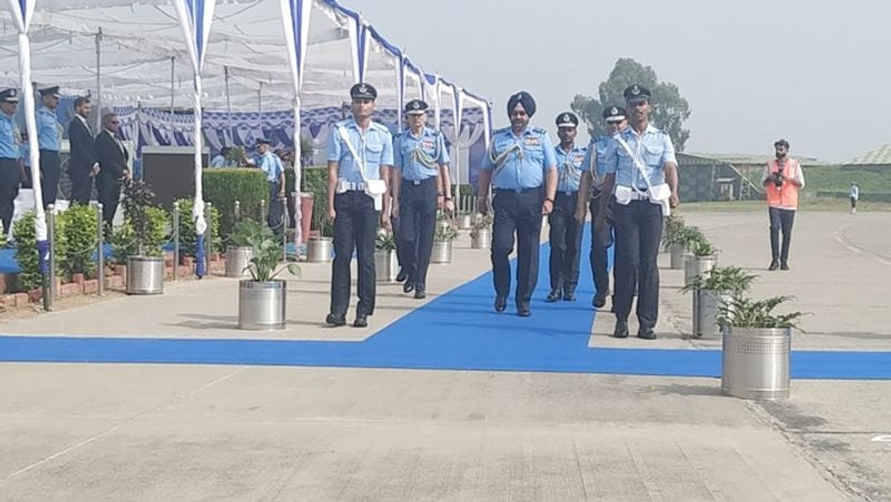 9- 2 सीटर इस लड़ाकू विमान की ऊंचाई 60 फुट और चौडाई 50 फुट है।