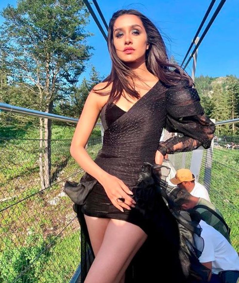 पेड़ों के काटे जाने के खिलाफ विरोध प्रदर्शन के लिए बनी ह्यूमन चेन का हिस्सा बनने एक्ट्रेस श्रद्धा कपूर भी पहुंची थीं।