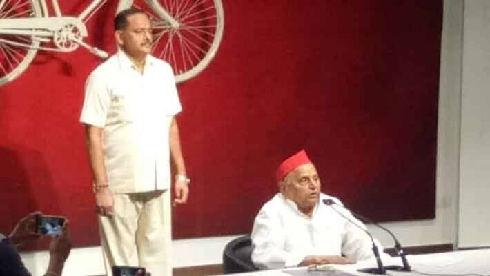 mulayam singh yadav press conference in support of azam khan mulayam singh yadav press conference in support of azam khan