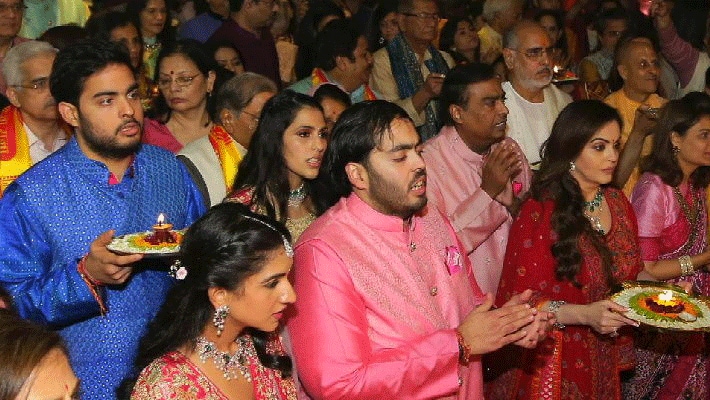 गणपति पूजन में पूरा अंबानी परिवार पारंपरिक परिधान में नजर आया। नीता अंबानी अपनी बेटी ईशा और बहू श्लोका मेहता के साथ नजर आईं। बताया जाता है इस पूजन में मुकेश अंबानी के भाई अनिल अंबानी भी पत्नी टीना के साथ बप्पा के दर्शन करने पहुंचे थे।