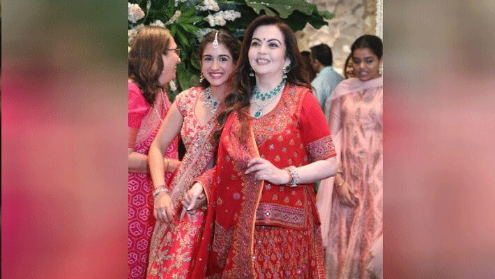 सोशल मीडिया पर अंबानी के घर एंटीलिया की सजावट वाली फोटो और वीडियो वायरल हो रहे हैं। एंटीलिया को दुल्हन की तरह सजाया गया है। हर तरफ लाइट ही लाइट दिख रही है।