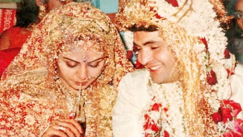 এই জুটি এক সঙ্গে বেশ কয়েকটি ছবি করেন। সম্পর্কে শীলমোহর দেন খোদ ঋষি কাপুর। তাঁরা কাশ্মীরে কাভি কাভি ছবির শ্যুটিং করছিলেন। ঠিক সেই সময় ঋষি কাপুর নীতুর প্রেমে পড়েন।