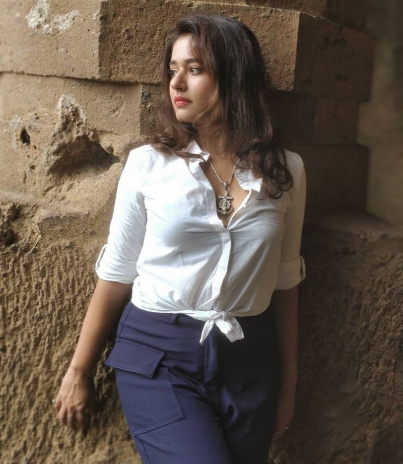 poonam bajwa latest hot photos