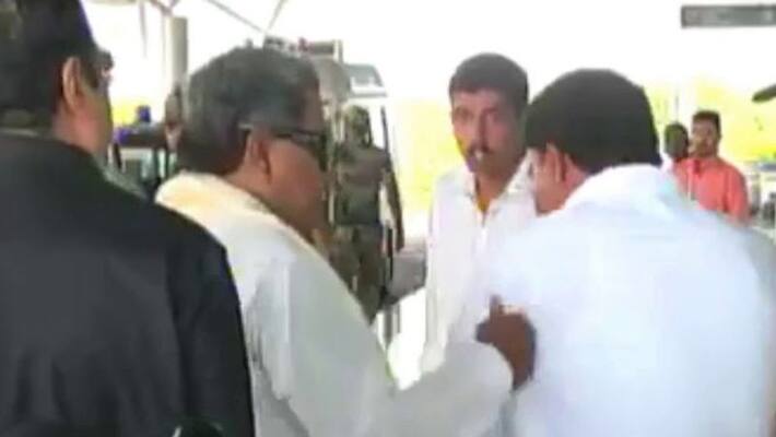 karnataka ex cm Siddaramaiah slaps his close aide at outside Mysuru Airport karnataka ex cm Siddaramaiah slaps his close aide at outside Mysuru Airport